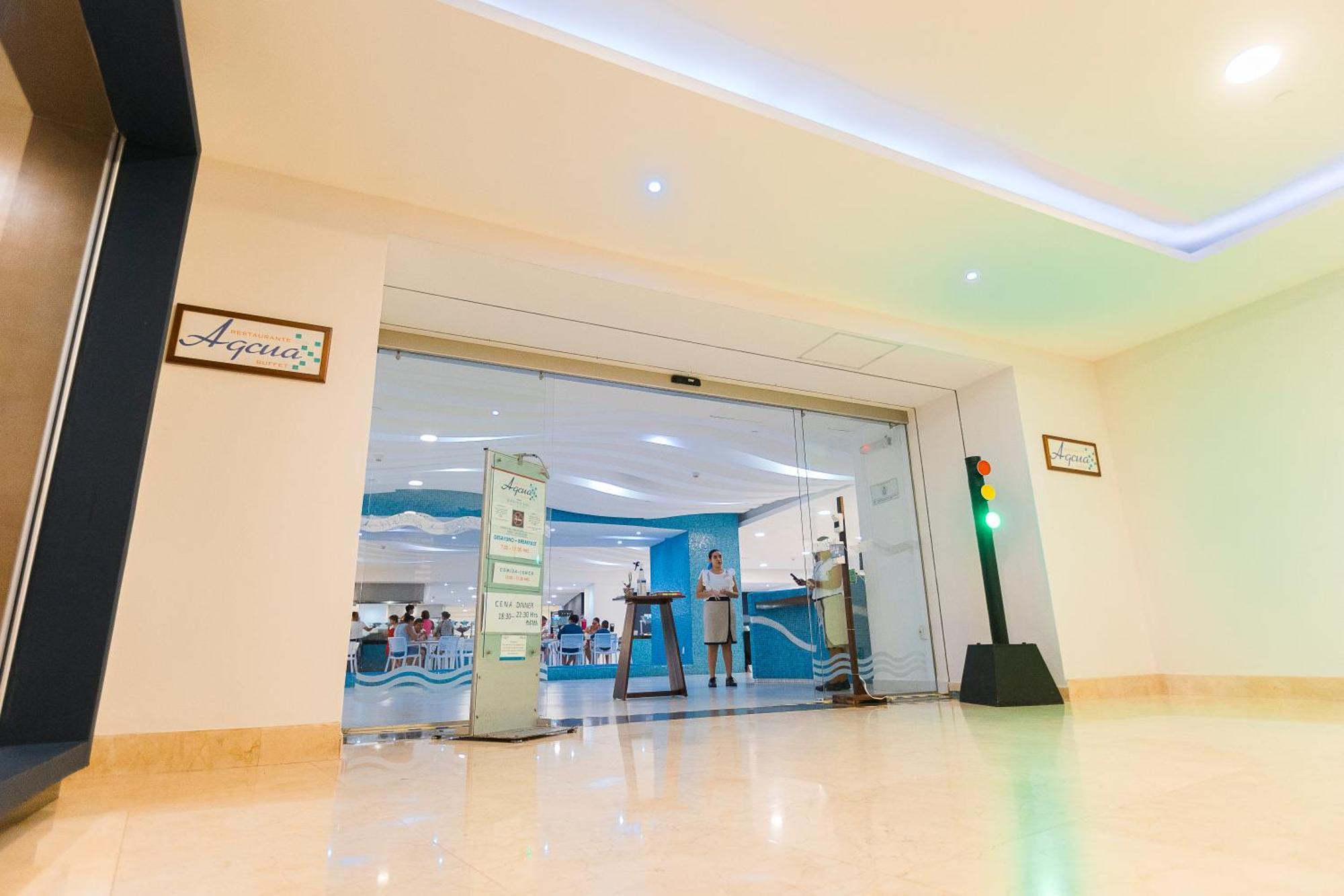 Azul Ixtapa Grand All Inclusive Suites - Spa & Convention Center Ngoại thất bức ảnh Entrance to the hospital